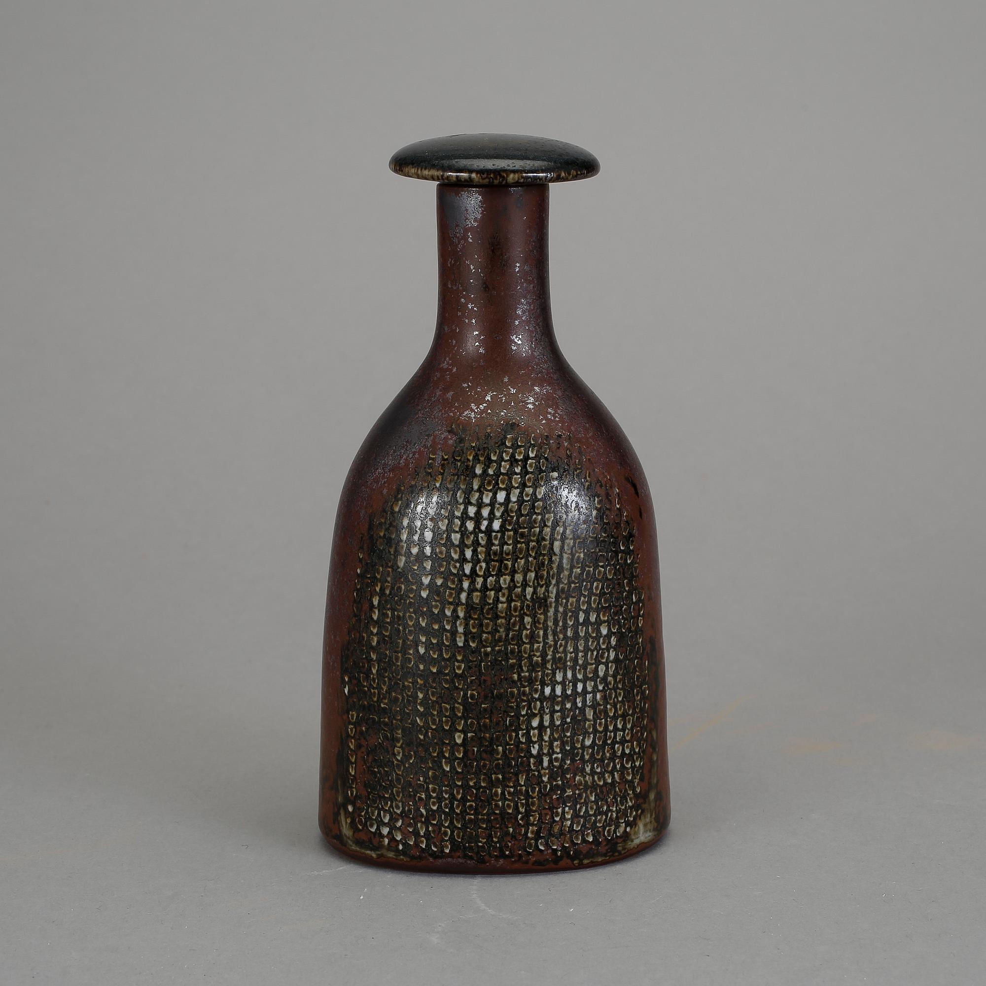 FLASKA MED PROPP, stengods. Stig Lindberg, Gustavsberg studio 1971.