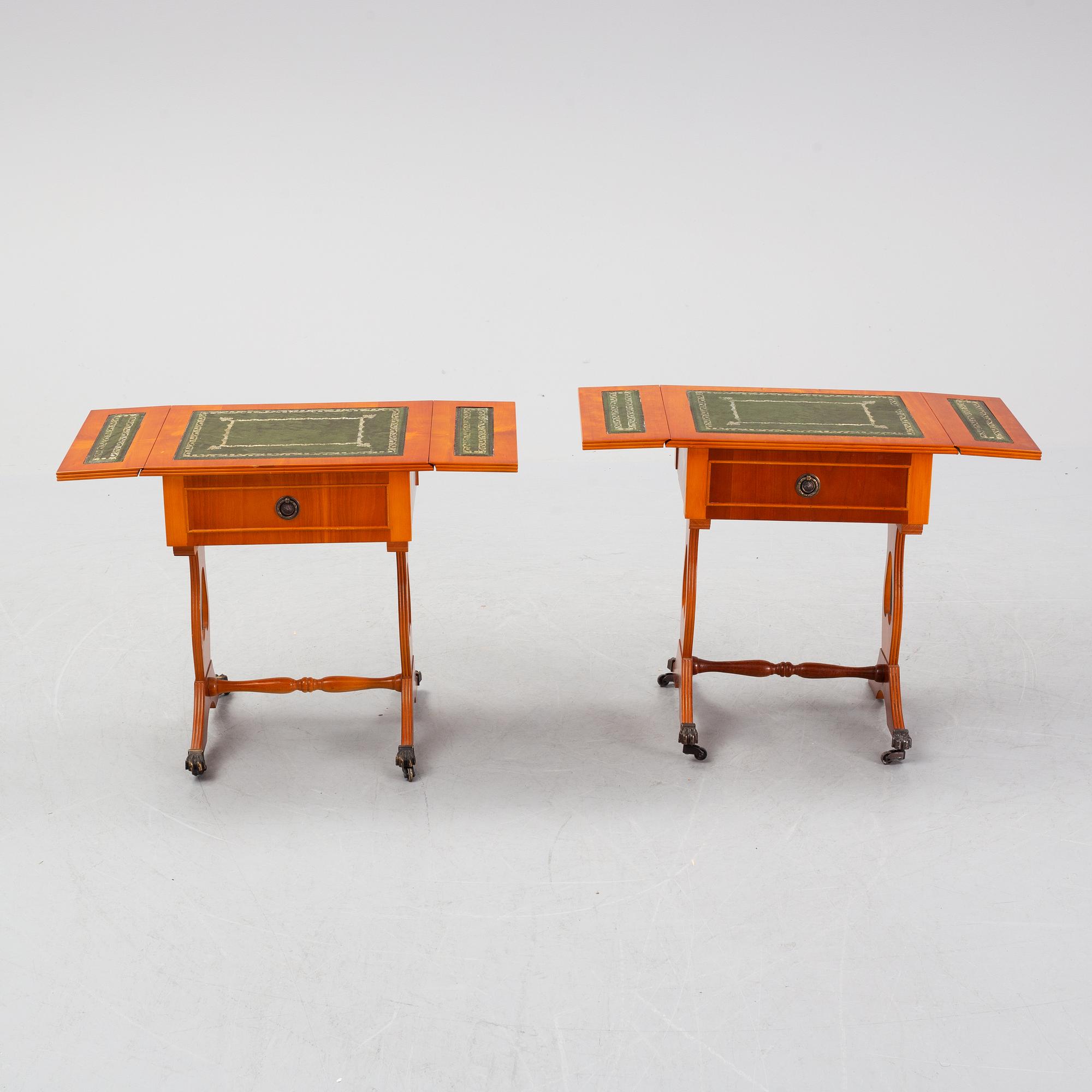 A pair of side tables width drop leaves from Schelco, end of the 20th Century.