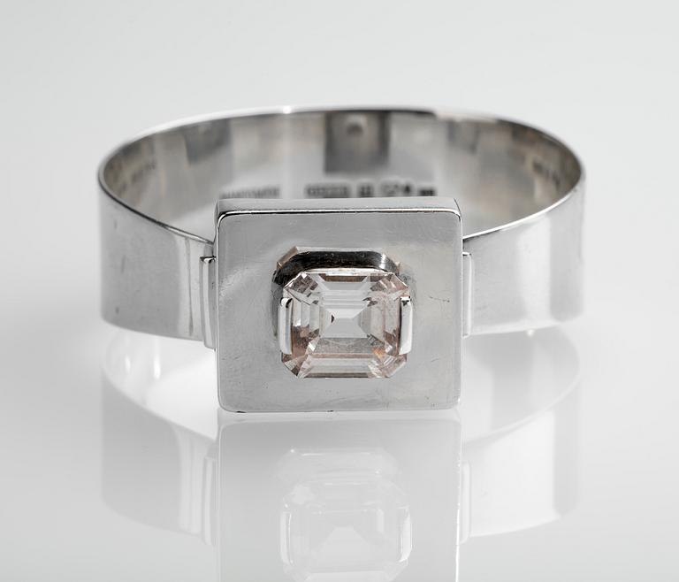 ARMRING, sterlingsilver med fasettslipad vit sten. Gussi, Malmö, 1964. Vikt ca 40 g.