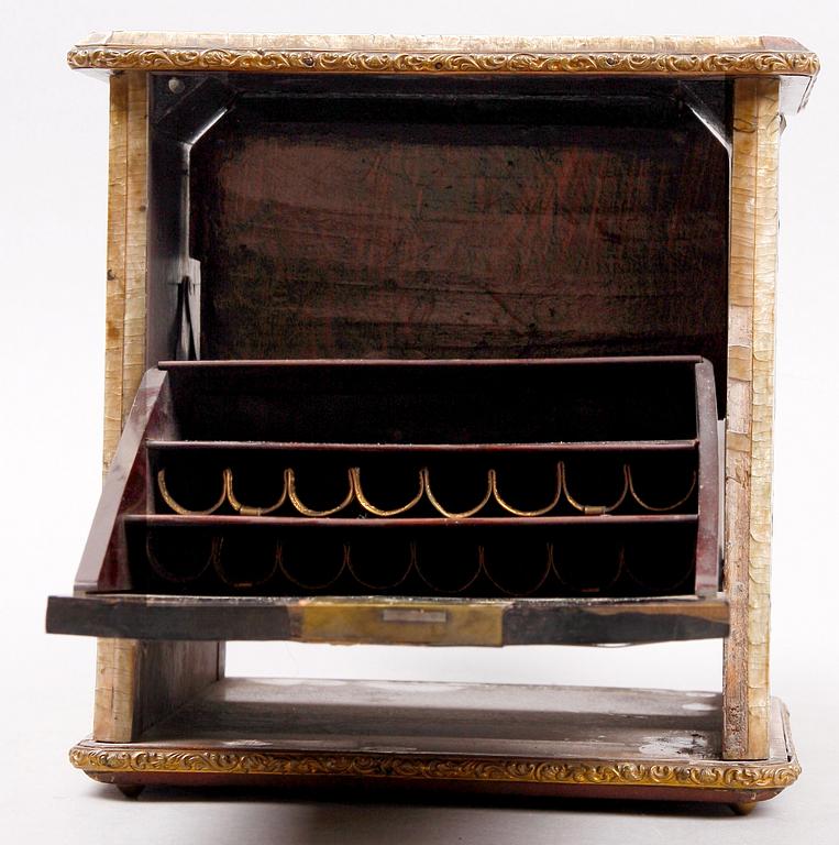 CIGARRSKRIN, Boullestil, troligen Frankrike, 1800-talets andra hälft.