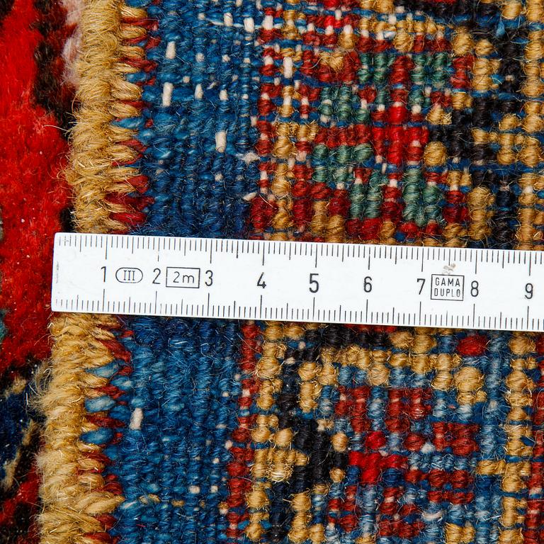A carpet, semi-antique Heriz 467 x 347 cm.