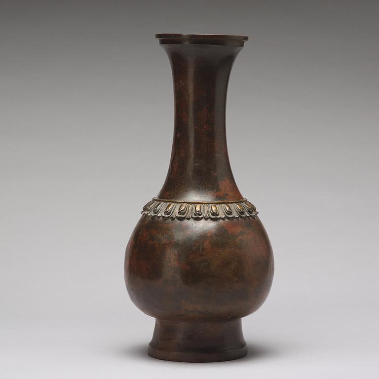 A bronze vase, Qing dynasty, Kangxi (1662-1722).