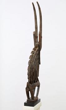 HUVUDPRYDNAD. Tshiwara/Ciwara (stiliserad antilophane). Trä med metallbeslag.
