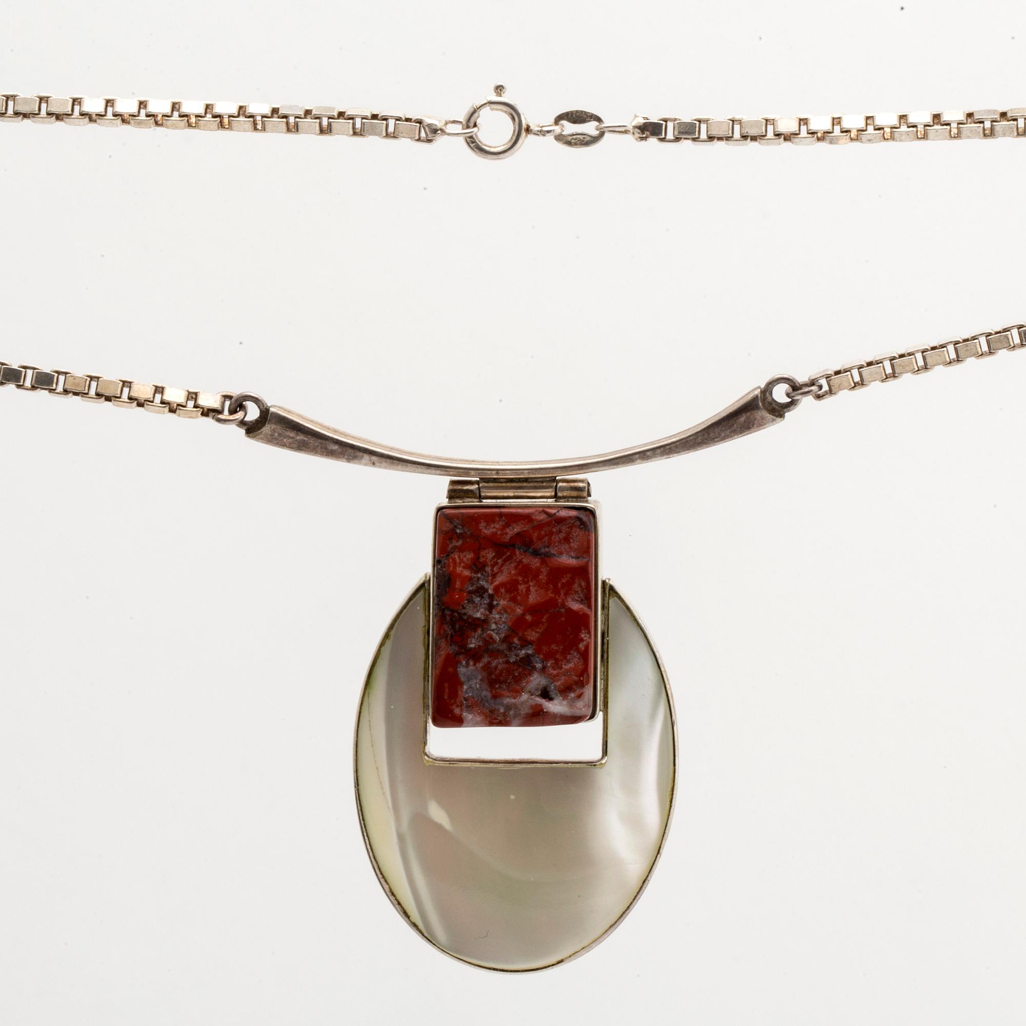 3 silvercollier, malakitkulor, pärlemor och rött stenämne, virad halsring Georg Jensen.