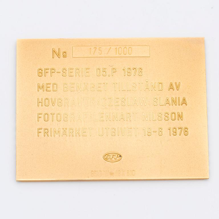 An 18K yellow gold plaque numbered 175/1000 from 1976. Weight around 41 grams.