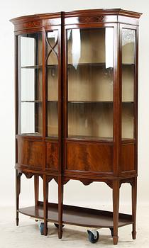 VITRINSKÅP, Engelsk stil, 1900-tal.
