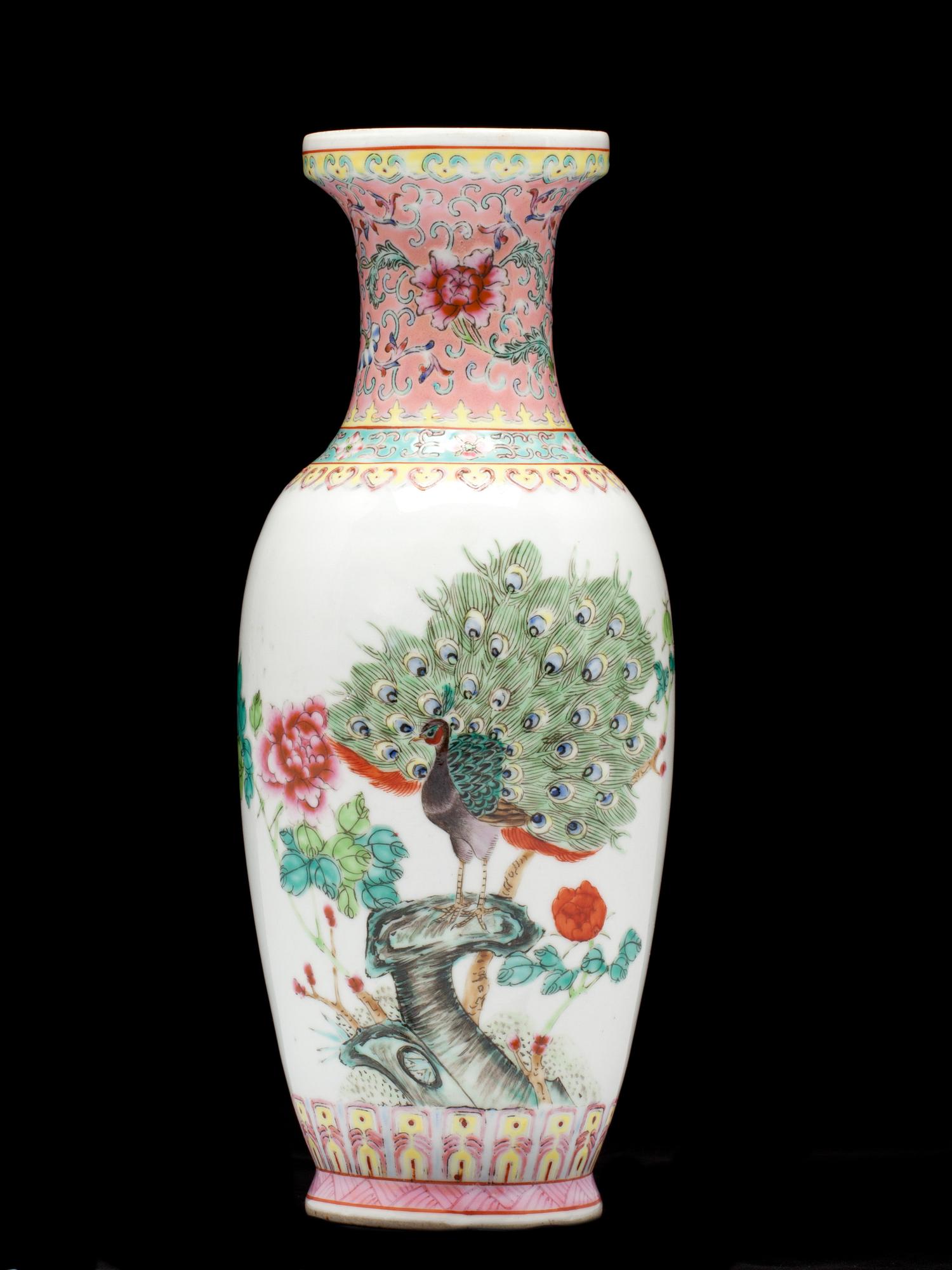 VAS, porslin. Kina, 1900-tal.