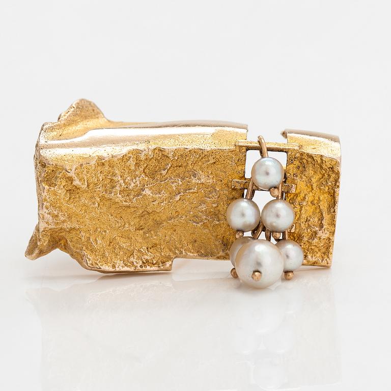 A 14K gold brooch with cultured pearls "White cluster". Lapponia 1969.