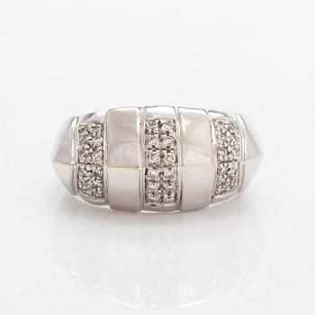 Ring, 18K vitguld med diamanter, Salavetti, Italien.