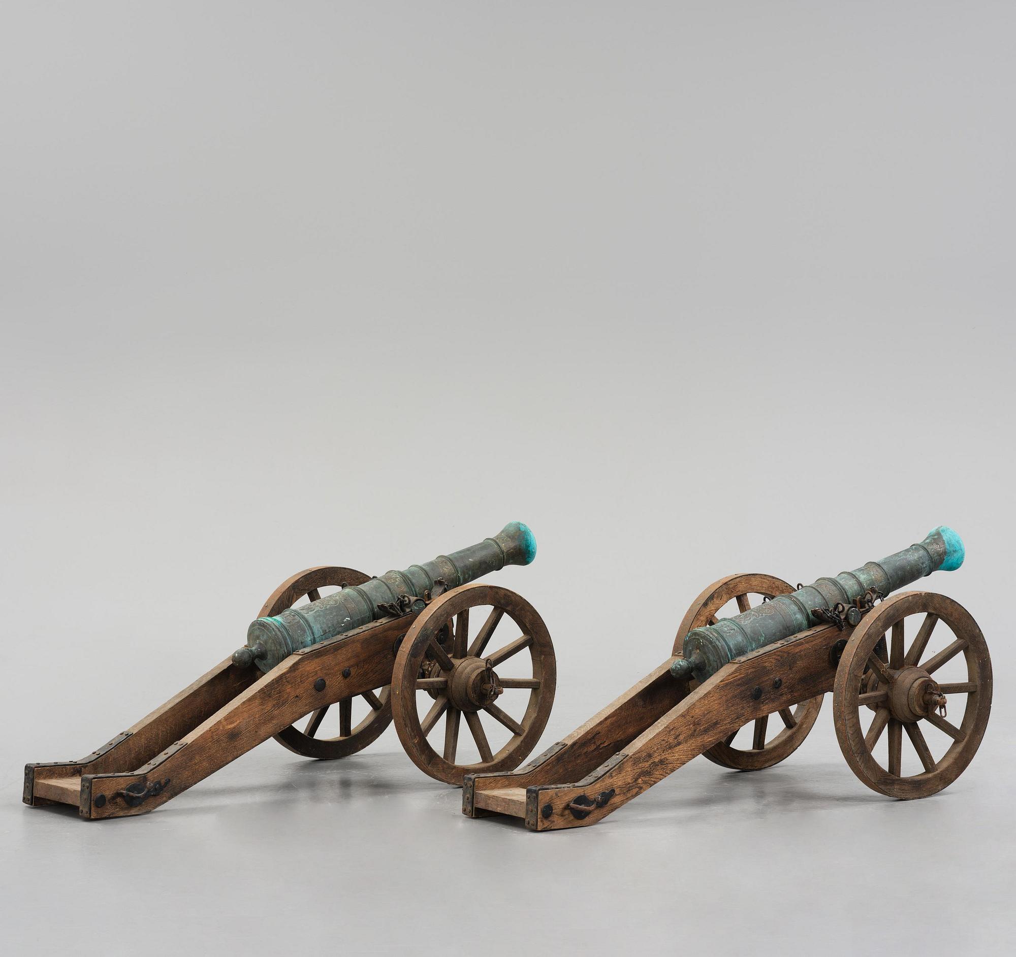Salutkanoner, ett par, replikor av kanon från örlogsskeppet Slesvig 1733, 1900-tal.