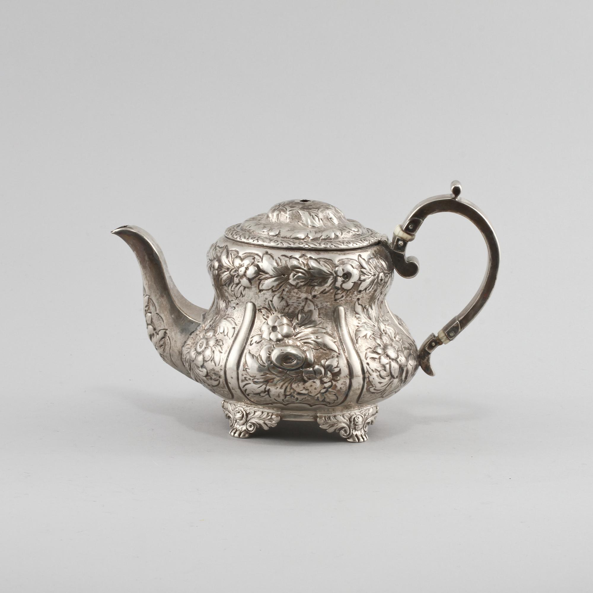 TEAKANNA, silver, London, England, 1879. Vikt 425 g.