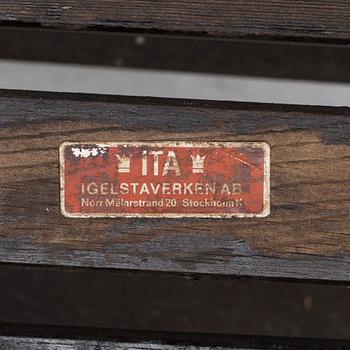 TRÄDGÅRDSSTOLAR, 4 delar, "Bergshamra", Carl Malmsten, Igelstaverken, samt BORD, 1900-talets andra hälft.