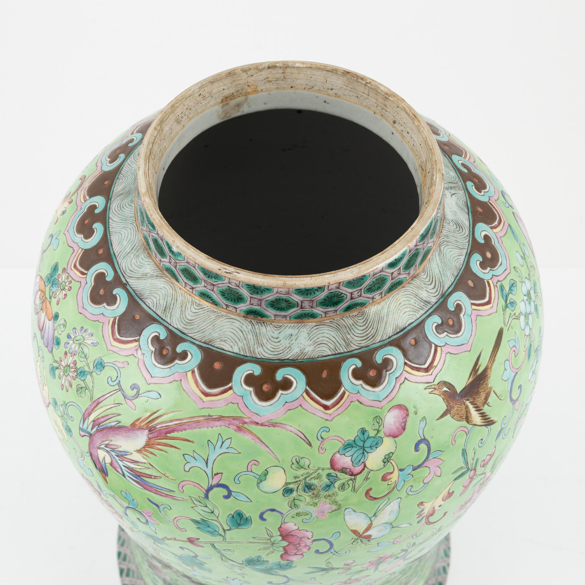 A large famille rose jar with cover, Qing dynasty, 19th Century.