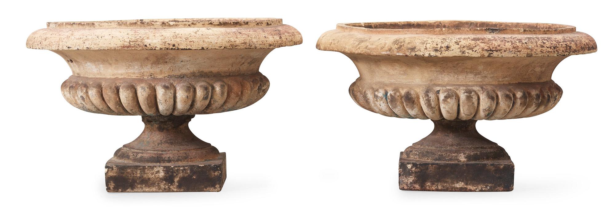 TRÄDGÅRDSURNOR, ett par. England, 1800-tal.