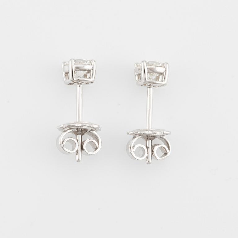 Earrings with brilliant-cut diamonds, accompanied by a GIA dossier.