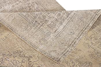 An oriental carpet, vintage design, c. 279 x 191 cm.