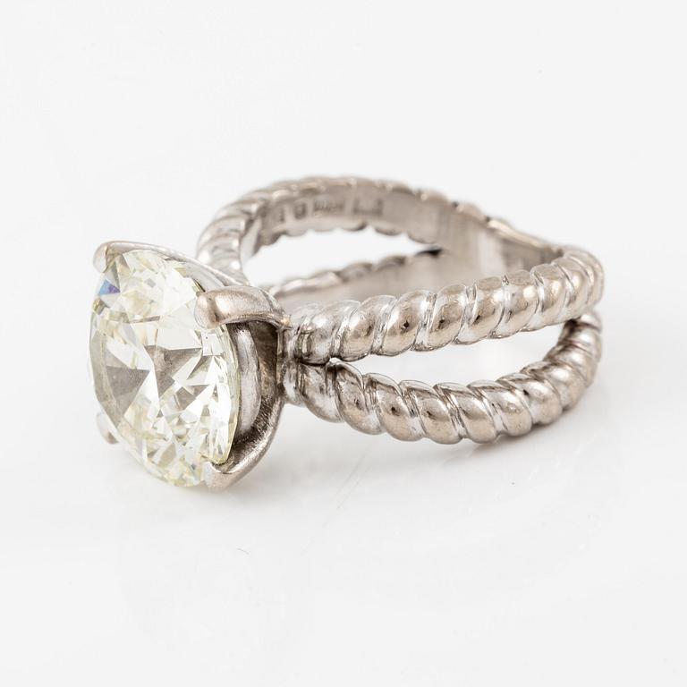 A platinum ring set with a round brilliant-cut diamond ca 7.15 cts.
