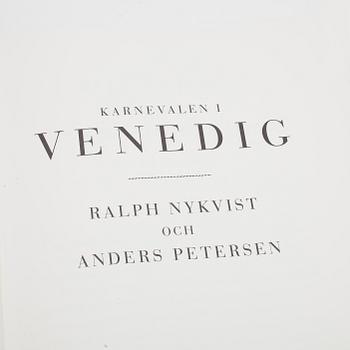 BOK, Karnevalen i Venedig, Fotografier av Ralph Nykvist och Anders Petersen.