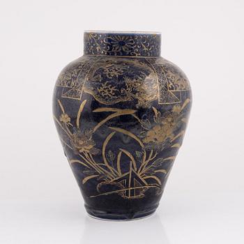 A lidded porcelain urn, genroku, Japan, 18th century.