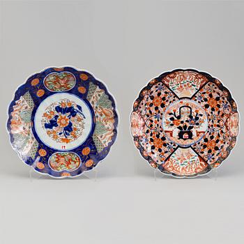 Two Japanese imari dishes, 20th century.