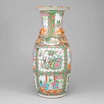 GOLVVAS, porslin. Qingdynastin, sent 1800-tal.