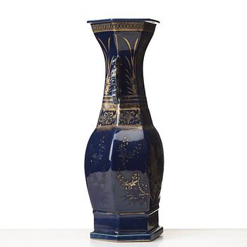 A powder blue vase, Qing dynasty, 18th/19th Century.