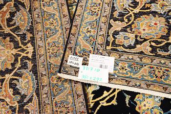 A Kashan carpet, a. 381 x 292 cm.