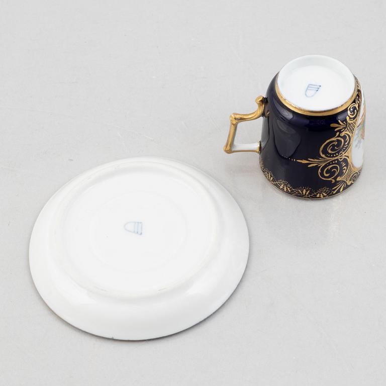A porcelain coffee pot with a pair of cups with saucers, second half of the 19th century.