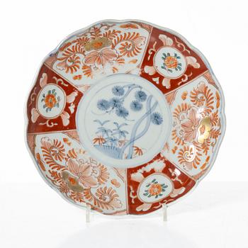 Tallrikar, 12 stycken, samt serveringsfat, imari, porslin, Japan Meiji/tidigt 1900-tal.