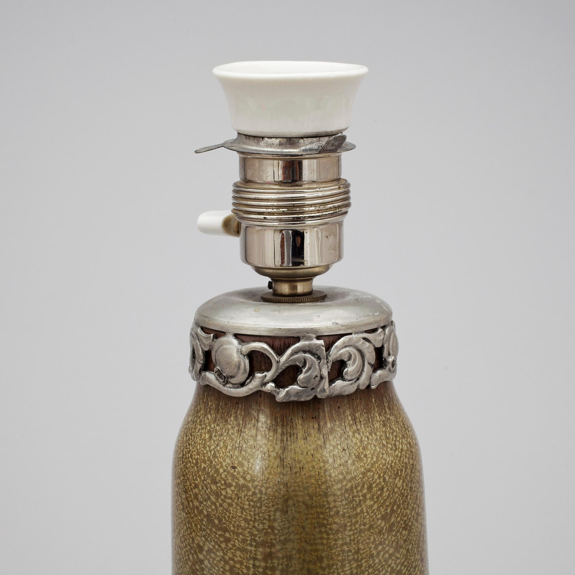 BORDSLAMPA, tenn samt keramik, troligen Danmark, 1900-talets första hälft.