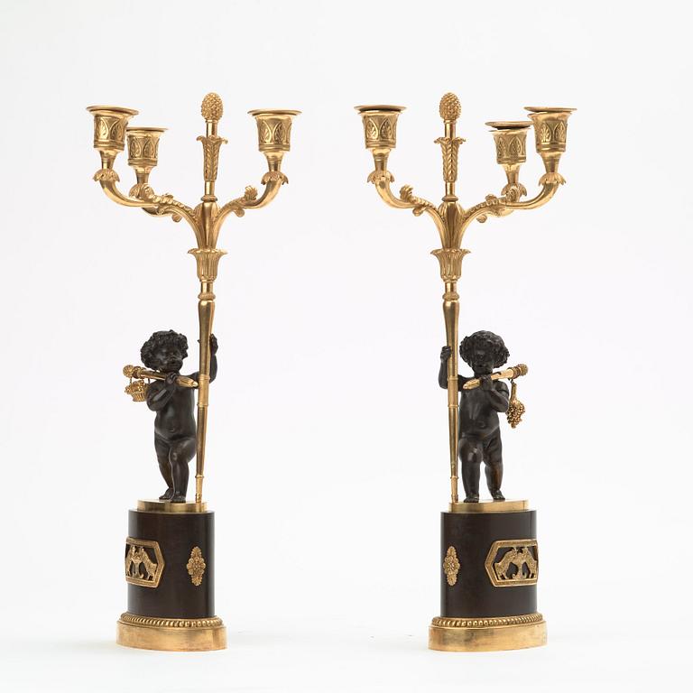 KANDELABRAR, för tre ljus, ett par, empire, Frankrike, 1800-talets början.