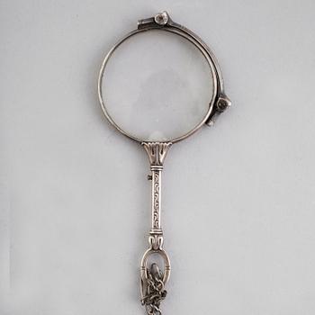 LORGNETTE MED KEDJA, silver, omkring år 1900.