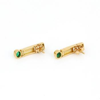 ÖRHÄNGEN, ett par, 18K guld med ovalslipade smaragder tot ca 0,35 ct och små diamanter tot ca 0,06 ct. Vikt ca 4,98 g.