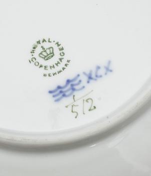 MATSERVIS, porslin 84 delar, "Musselmalet" Royal Copenhagen samt Bing & Gröndahl, Danmark, 1900-tal.