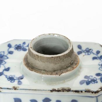 A blue and white tea caddy, Qing dynasty, Kangxi (1662-1722).