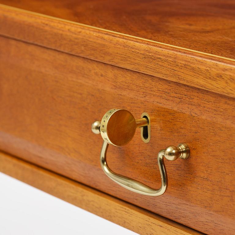 Josef Frank, sideboard, modell 821, Firma Svenskt Tenn, efter 1985.