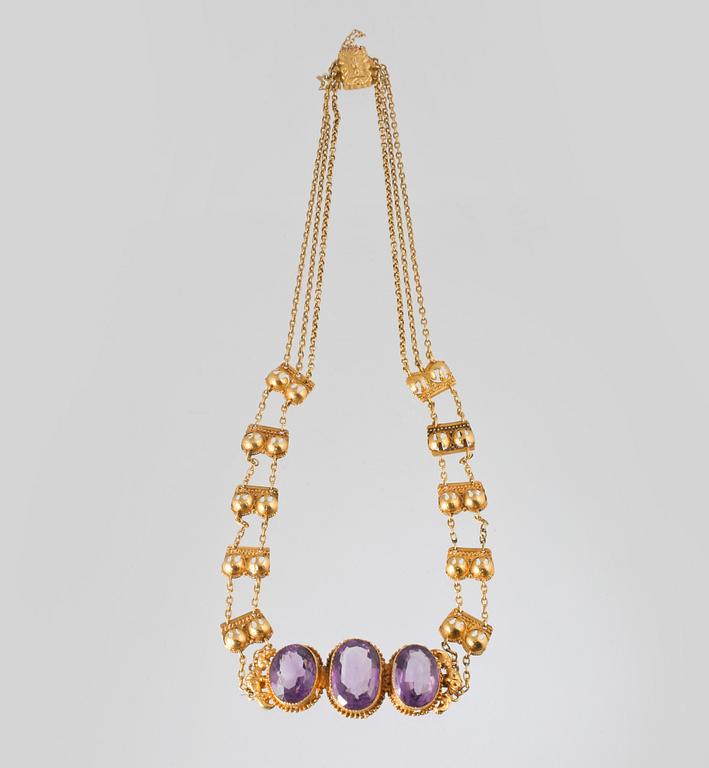 COLLIER, 18K guld med 3 ovalslipade ametister, kattfotstämplat. Vikt 27,4 gram.