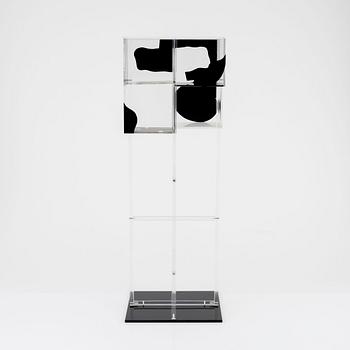 Gösta Wallmark, skulptur, plexiboxar och pinnar. Klarglas och svart.