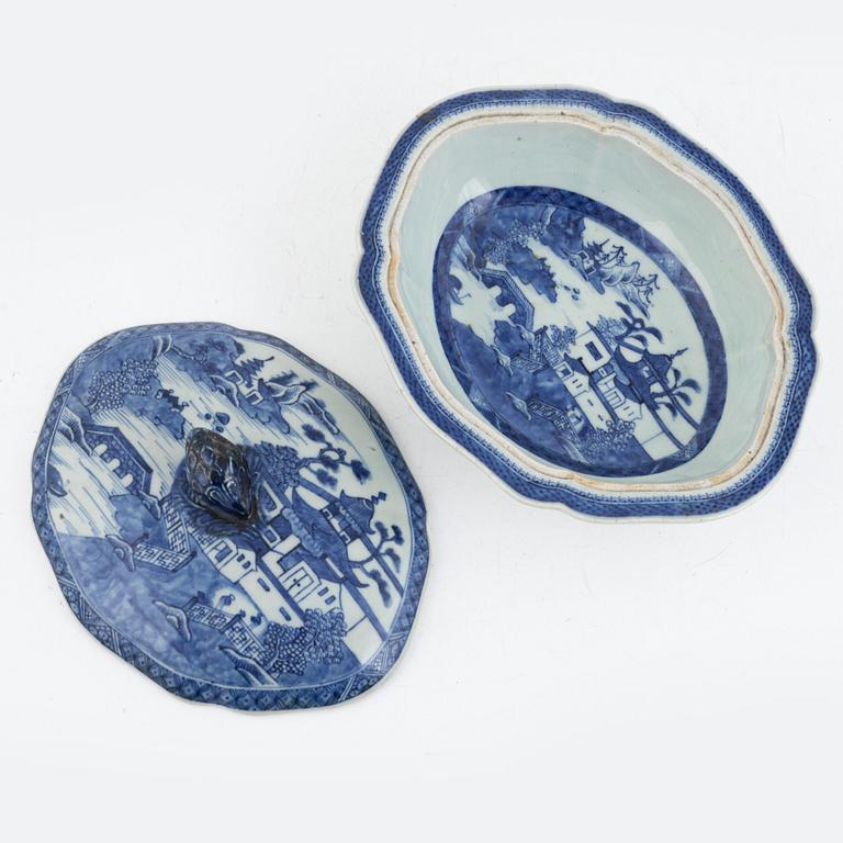23 export porcelain service parts, China, Jiaqing (1795-1820).
