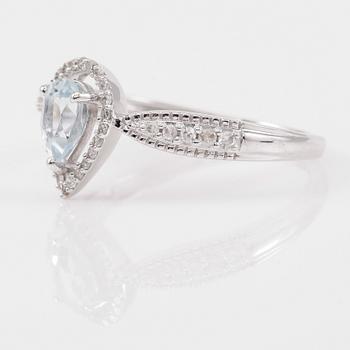 RING, 14K vitguld, akvamarin tot ca 0.50 ct. och diamanter tot ca 0.14 ct.