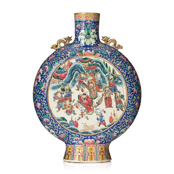1060. A famille rose vase, Qing dynasty, 19th century.
