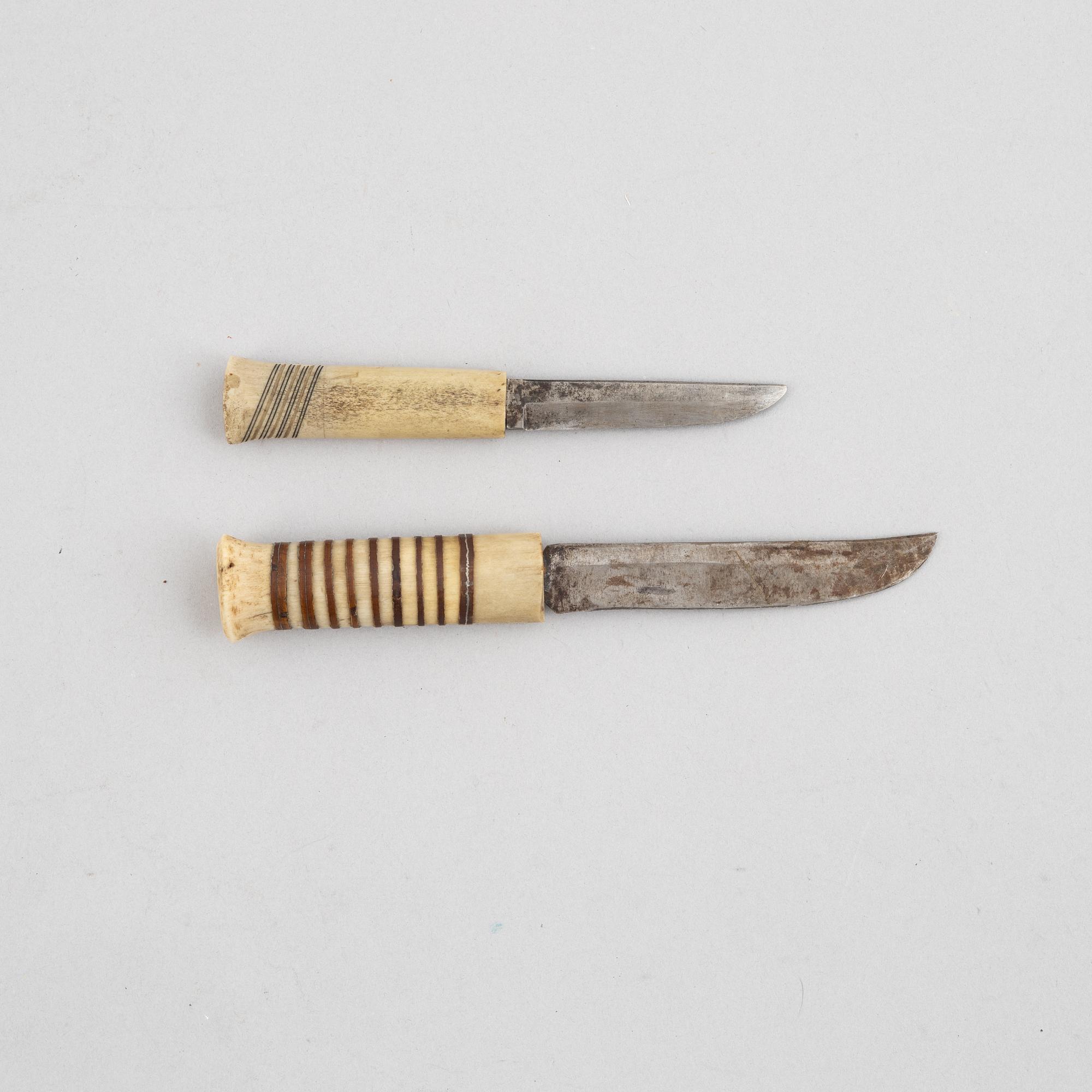 Two knives.