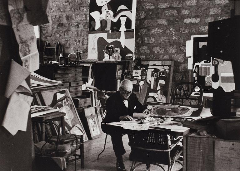 Gisèle Freund, "Le Corbusier dans son atelier à Paris, 1961".