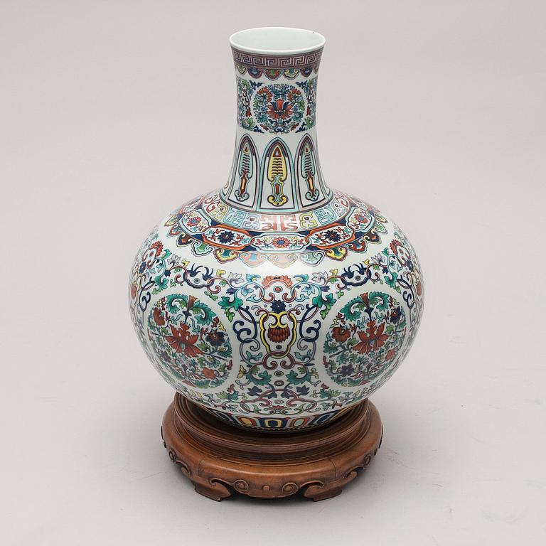 GOLVVAS, porslin, Kina 1900-talets början.