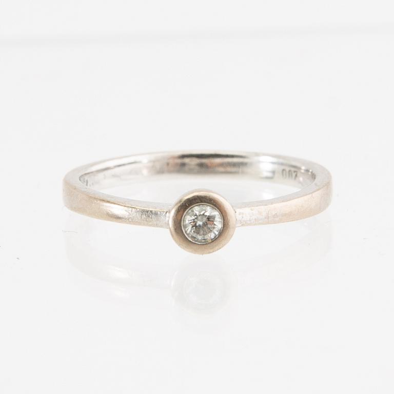 Ring, 18K white gold set with a round brilliant-cut diamond.