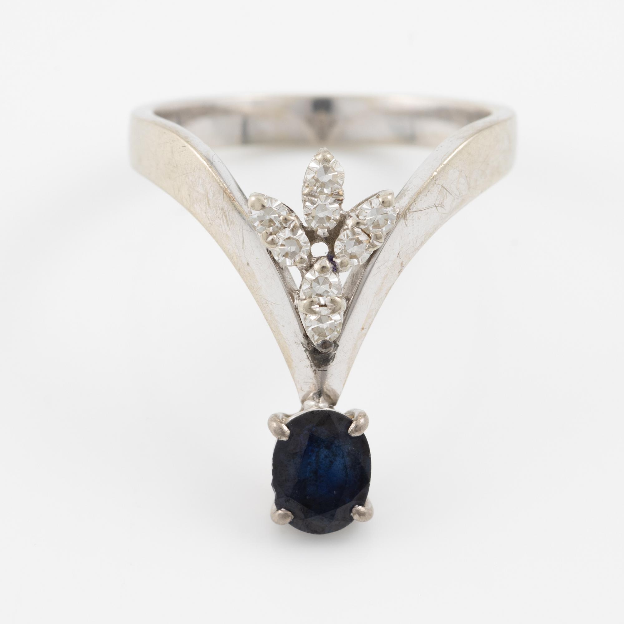 Ring in 18K white gold with a dark sapphire and octagon-cut diamonds.