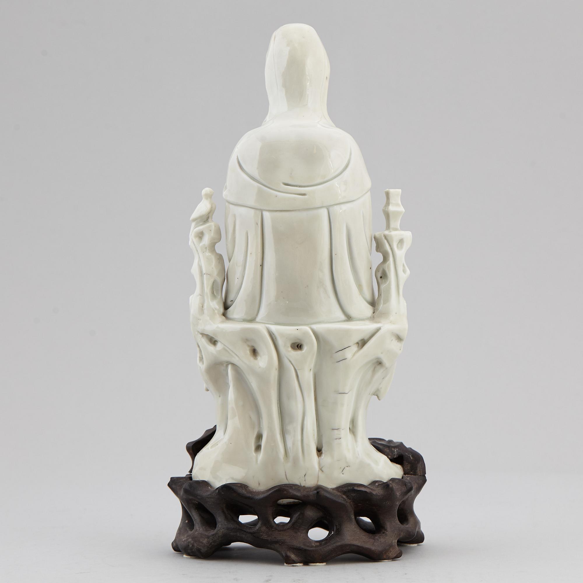 A blanc de chine figurine of a Guanyin, Qing dynasty, 19th century.