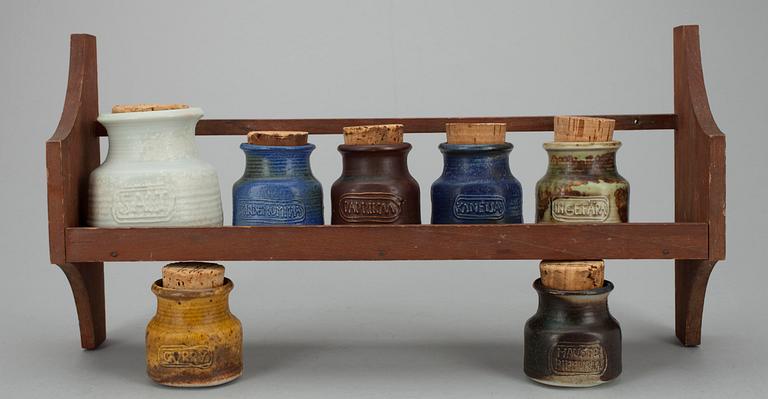 KRYDDSET, 7 delar samt TEAKHYLLA, stengods, Francesca Mascitti-Lindh, Arabia.