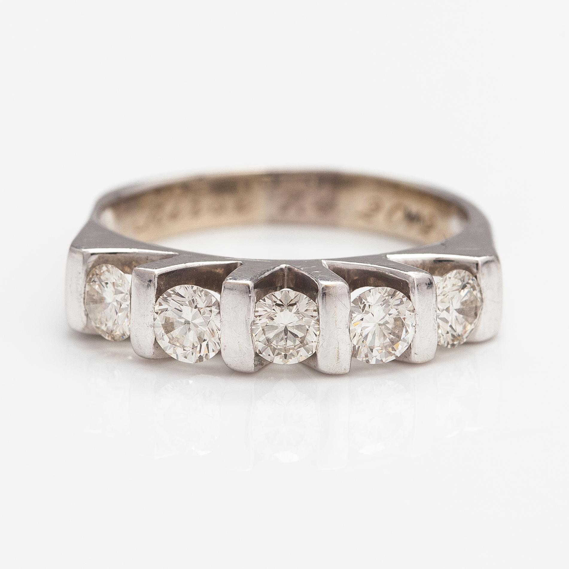 Ring, 14K vitguld, diamanter ca 1.10 ct tot.
