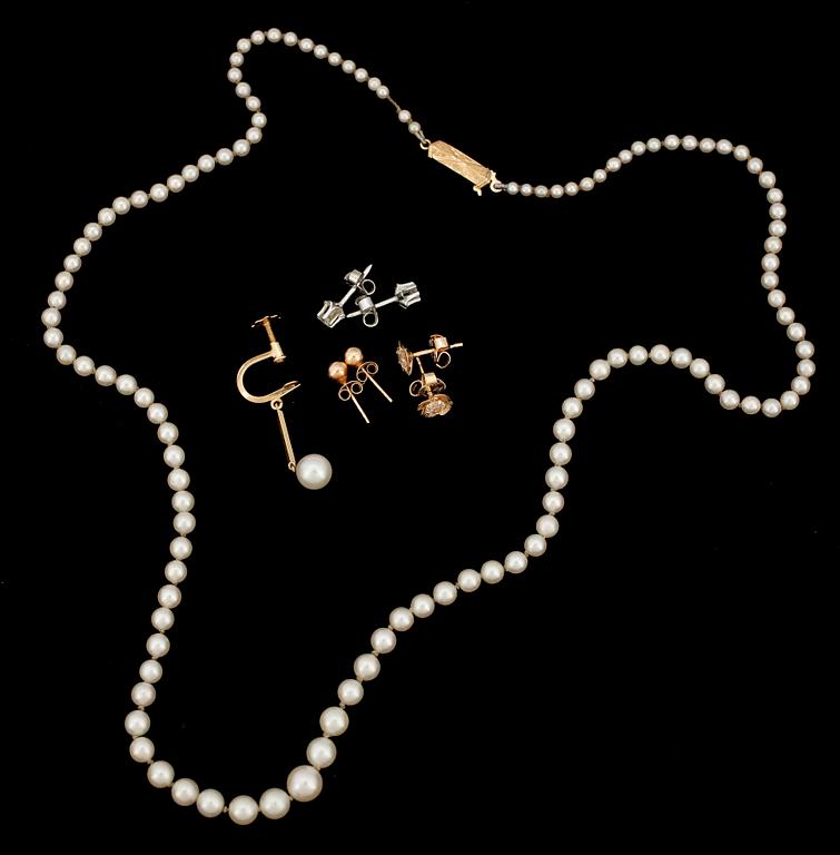 PÄRLCOLLIER SAMT 7 ÖRHÄNGEN, guld 18K, 1900-tal. Tot ca 2 gram.